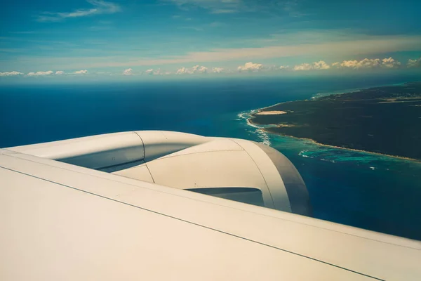 Wing of an airplane flying above the Punta Cana, Dominican republic — Stock Photo, Image