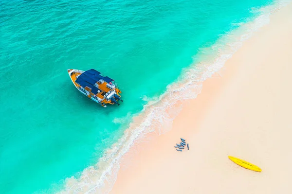 Krásné karibské moře a loď, letecký výhled z pláže — Stock fotografie