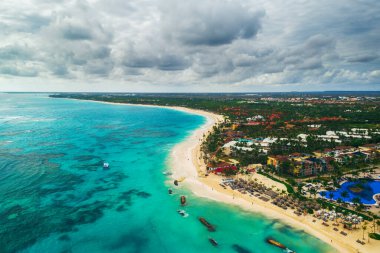Punta Cana beach resort, Dominik Cumhuriyeti Hava görünümünü. Parasailing, Dalış, yüzme, güneşlenme ile yaz tatili.