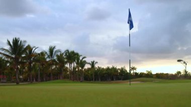 Kırsalda gün batımında tropik golf sahası