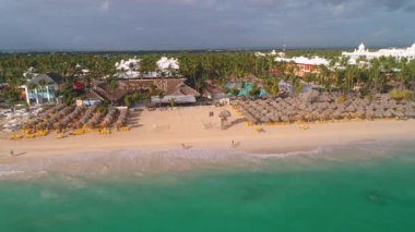 Karayip tropikal plaj havadan manzara görünümü. Bavaro tatil beldesinde seyahat ve tatil. Punta Cana, Dominik Cumhuriyeti.
