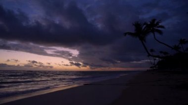 Tropik ada plajları ve palmiye ağaçları üzerinde gün doğumu. Punta Cana, Dominik Cumhuriyeti.