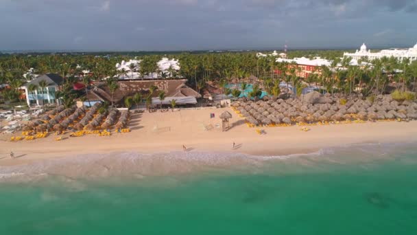 加勒比热带海滩的空中景观景观 在巴瓦罗度假村旅行和度假 蓬塔卡纳 多米尼加共和国 — 图库视频影像