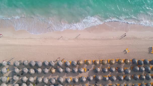 Luchtfoto Bovenaanzicht Tropisch Eiland Strand Paraplu Zand Zee Golven — Stockvideo