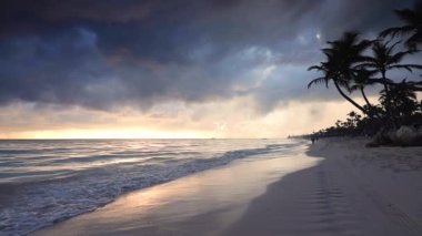 Sunrise, deniz ve tropikal ada Plajı Punta Cana, Dominik Cumhuriyeti. Etrafında palmiye ağaçları.