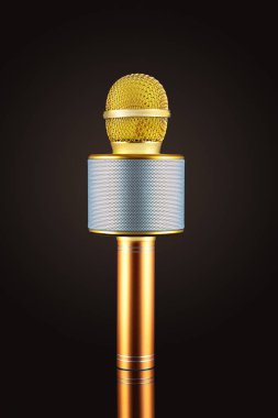 Karaoke mikrofonu koyu arkaplanda izole