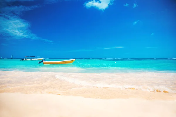 Carribean sea and boat on the shore, beautiful panoramic view — Stock Photo, Image