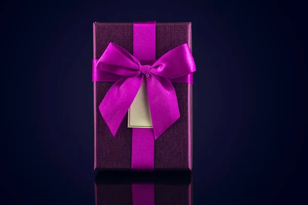Coffret cadeau avec ruban papillon et étiquette cadeau. Saint Valentin — Photo