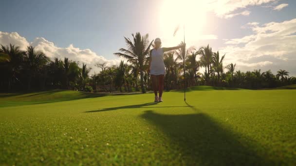 Pole Golfowe Mistrz Gracz Pobliżu Otworu Flagą Luksusowy Tropikalny Kurort — Wideo stockowe