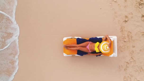 Пляжный Отдых Острове Парадизе Сексуальная Загорающая Женщина Отдыхающая Пляже Море — стоковое видео