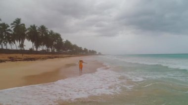 Egzotik plajda dinlenen kaygısız genç kadın. Karayipler tropikal tatil