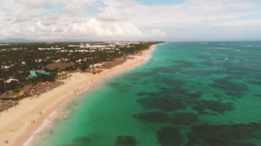Karayip tropikal plaj havadan manzara görünümü. Bavaro tatil beldesinde seyahat ve tatil. Punta Cana, Dominik Cumhuriyeti.
