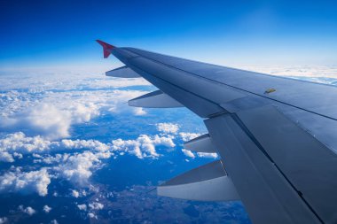 Kabarık bulutlar üzerinde uçaktan havadan görünüm