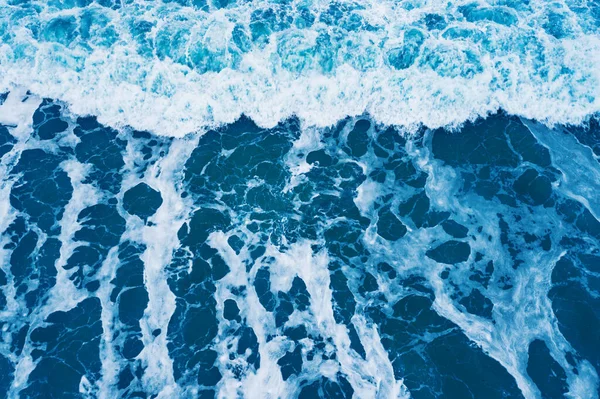 Textura de la ola oceánica. Lanzamiento del sol . — Foto de Stock