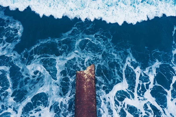 Textura de onda oceânica e ponte quebrada — Fotografia de Stock