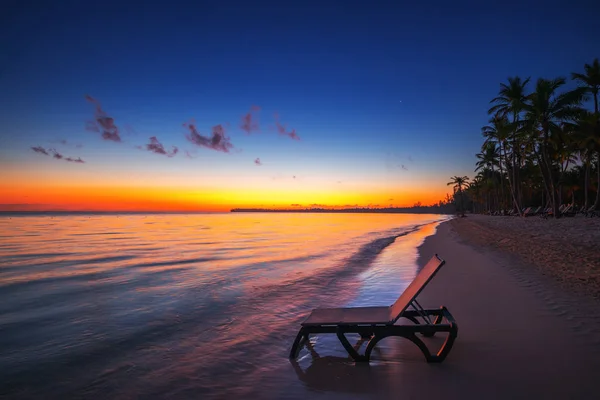 Liegestuhl Auf Einem Leeren Tropischen Strand Mit Palmen Bei Sonnenaufgang — Stockfoto