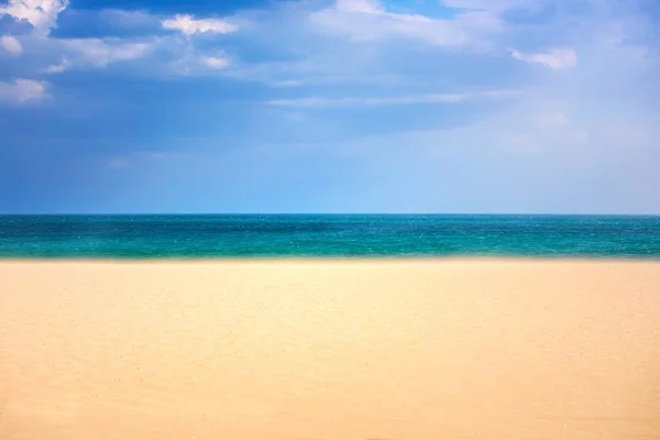 Boş Güneşli Tropik Plaj Bulutlu Gökyüzü — Stok fotoğraf