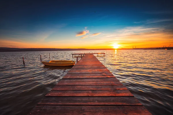 Muelle Pequeño Barco Lago Tiro Atardecer — Foto de Stock