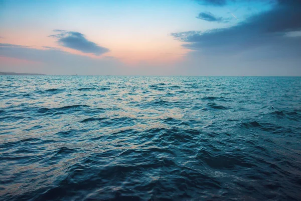 海のリップル水と海の上の夕日 — ストック写真