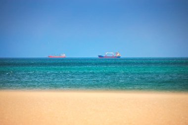 Boş güneşli tropik plaj ve bulutlu gökyüzü
