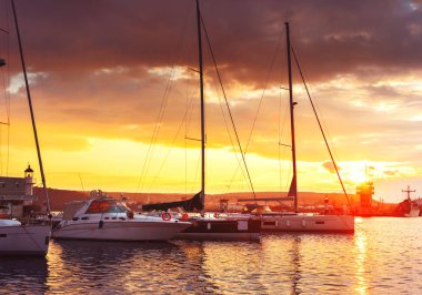 Yat Limanı ve Varna, Bulgaristan üzerinden güzel gün batımı. Yelkenli harbor, birçok güzel denize yelken Yatlar demirli.