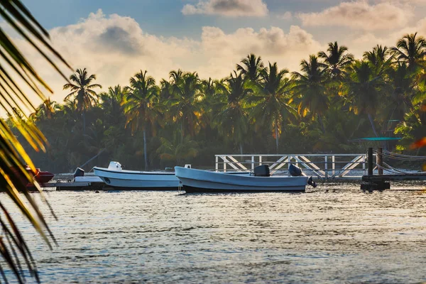 Prachtige Caraibische Zee Boot Oever Panoramisch Uitzicht Vanaf Het Strand — Stockfoto