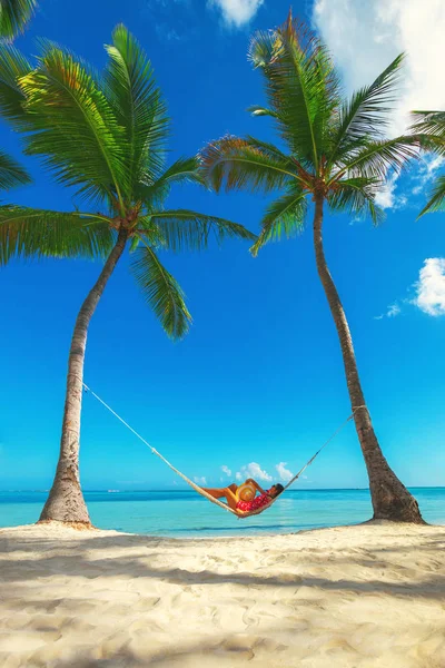 Jong Meisje Rustend Een Hangmat Onder Hoge Palmbomen Tropisch Strand — Stockfoto