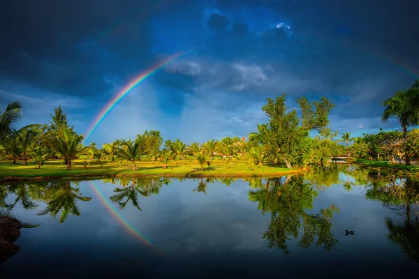 Lago Tropical Campo Golfe Com Arco Íris Céu — Fotografia de Stock