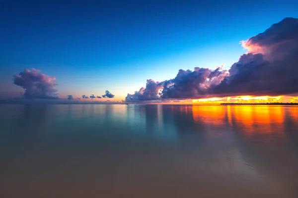 Hermoso Paisaje Nublado Sobre Mar Salida Del Sol Larga Exposición — Foto de Stock