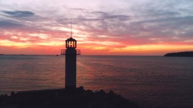 Gün batımında deniz feneri