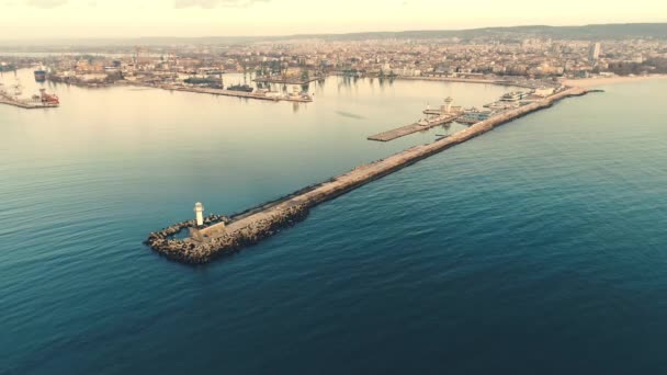 Vuurtoren Zeehaven Bij Zonsondergang Uitzicht Vanuit Lucht Varna Bulgarije — Stockvideo