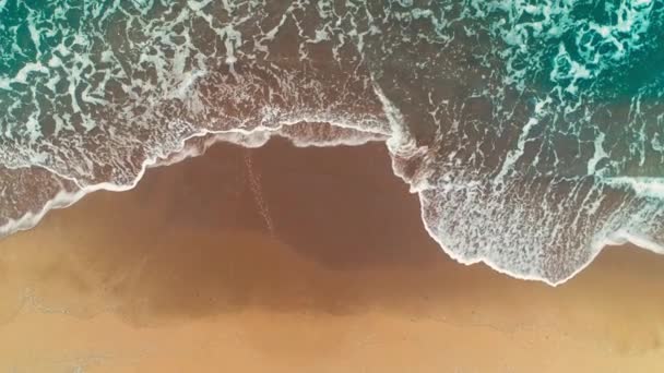 海の日の出と砂の上の波のしぶき 空中ビュー — ストック動画