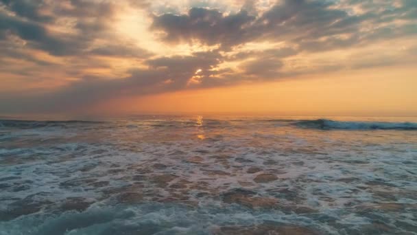 Prachtige Zonsopgang Zee Golven Het Strand — Stockvideo