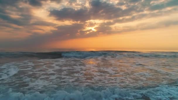 Nascer Sol Praia Tropical Ondas Oceano Salpicando Areia — Vídeo de Stock