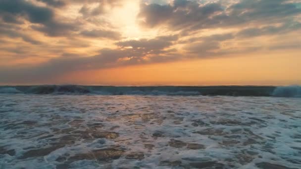 Tropical Beach Sunrise Ocean Waves Splashing Sand — Stock Video