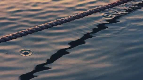 水のテクスチャの背景とアンカーロープとしてリップル海の波 — ストック動画