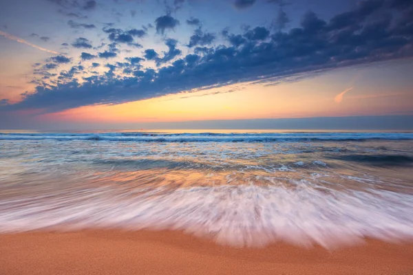Denizin Üzerinde Güzel Bulutlar Gün Doğumu Sho — Stok fotoğraf