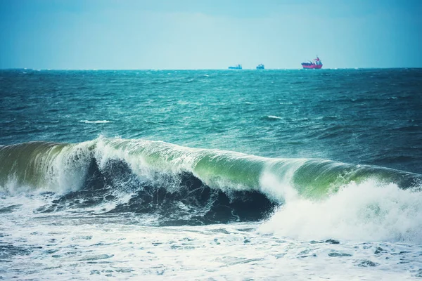 Mar Con Velero Carga Olas Rompiendo Cerca Del Puerto —  Fotos de Stock