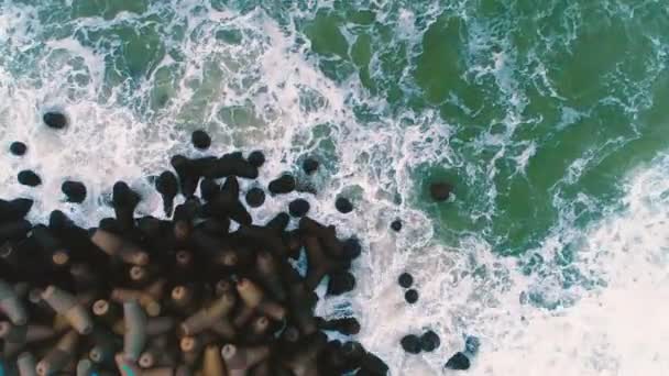 Хвилі Падають Скелі Березі — стокове відео