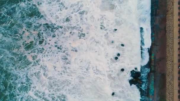 Onde Che Infrangono Sulle Rocce Sulla Riva — Video Stock