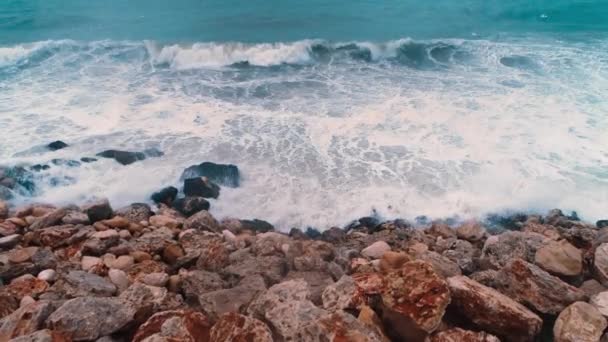 Felsige See Wellen Krachen Auf Felsen Der Küste — Stockvideo