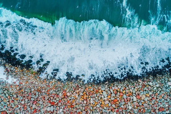 Letecký Pohled Mořské Vlny Skalnaté Pobřeží — Stock fotografie