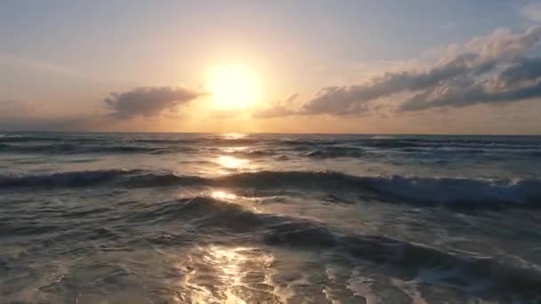 Manhã Verão Nascer Sol Sobre Ondas Mar — Vídeo de Stock