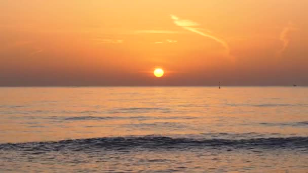 Sea Sunrise Ocean Waves Splashing Beach — Stock Video