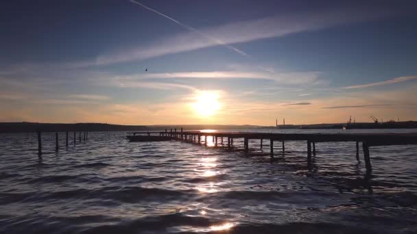 Pôr Sol Bonito Sobre Molhe Madeira Lago Mar — Vídeo de Stock