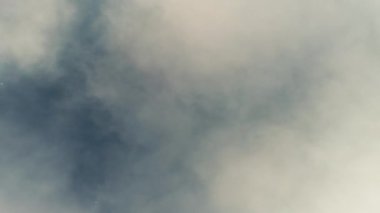 Dalgalanan suyun üzerindeki hava manzarası. Deniz dalgaları üzerinde sisli bir sabah. 