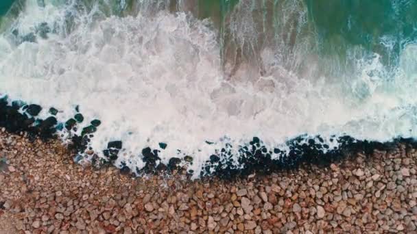 海岸の岩を打つ海の波の空中トップビュー — ストック動画