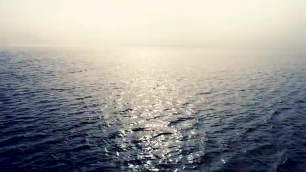 多雾的早晨在海浪之上 日出和波纹水 — 图库视频影像
