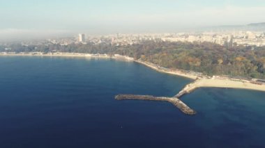Varna, Bulgaristan şehir manzarası, deniz ve şehir üzerindeki hava aracı görüntüsü