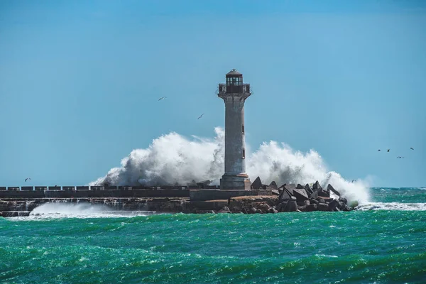 Olas Marinas Que Estrellan Faro —  Fotos de Stock